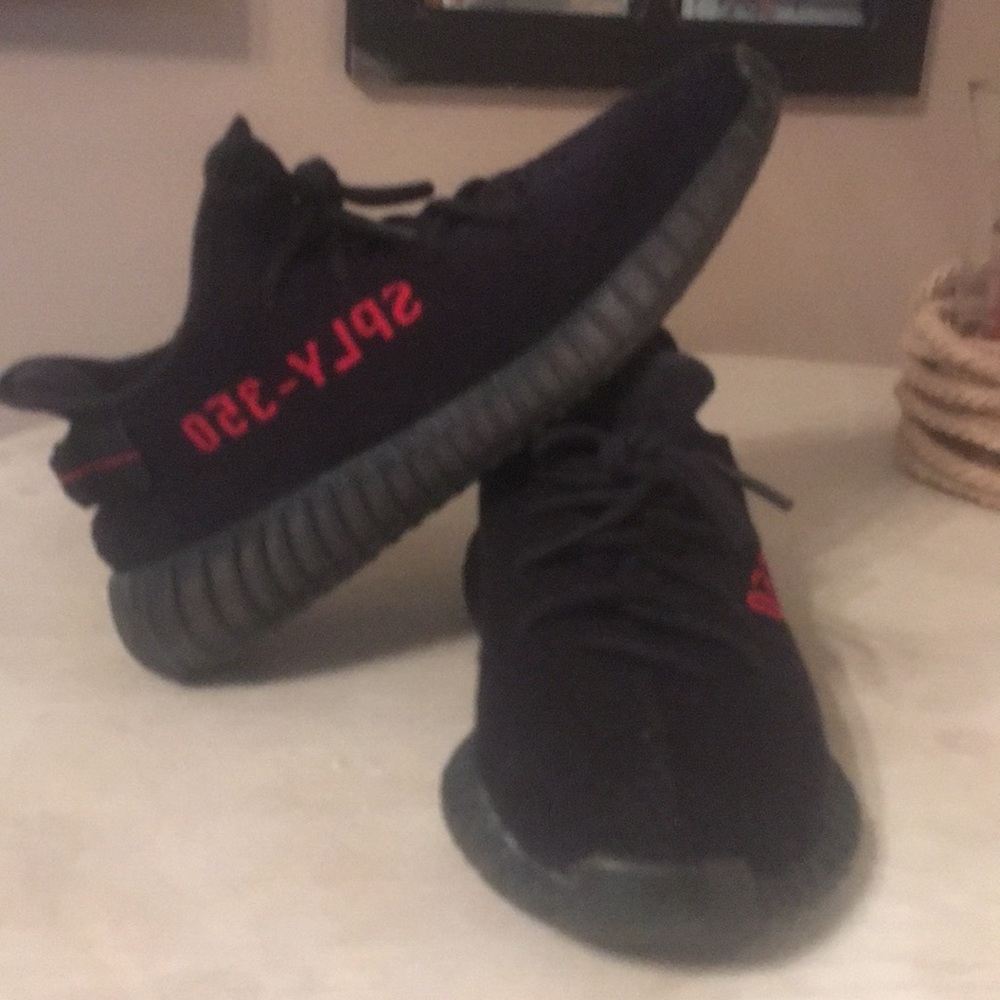 Yeezys boost 350 v2 “bred”